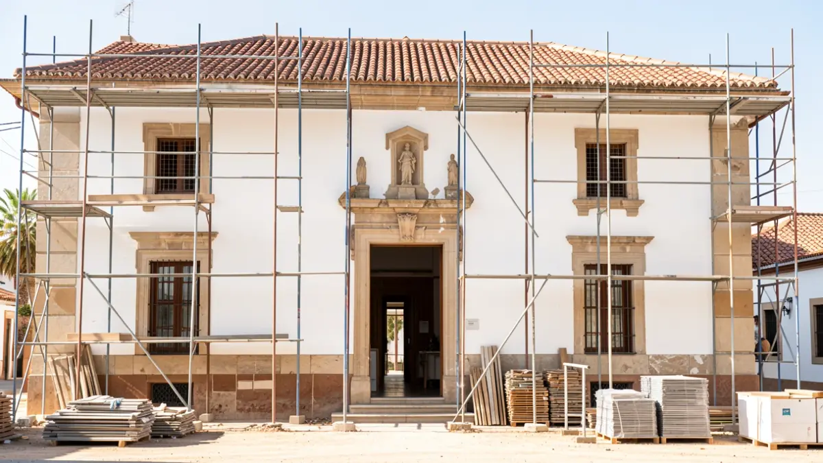Fachada del histórico CEIP Borbolla en Sevilla, mostrando obras de renovación.