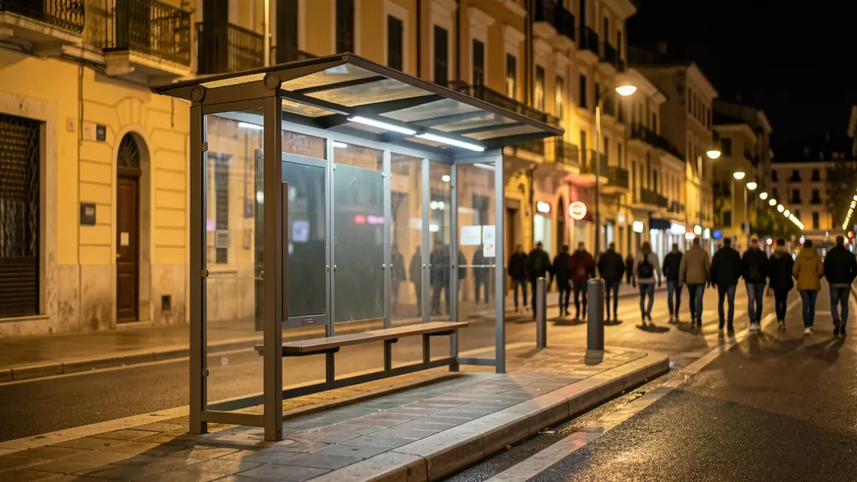 Imagen genérica de una parada de autobús vacía por la noche en una ciudad mediterránea.