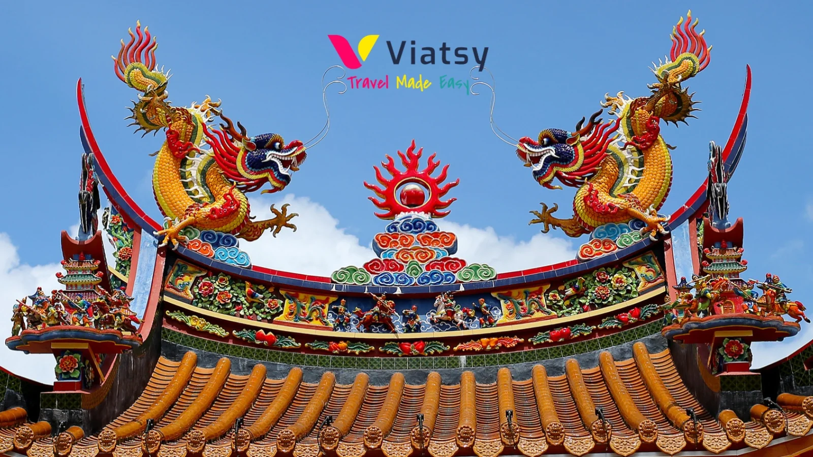 Logotipo de Viatsy sobre un tejado tradicional chino decorado con dragones